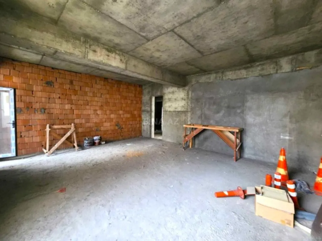 Satılır 4 otaqlı mənzil 210 m²