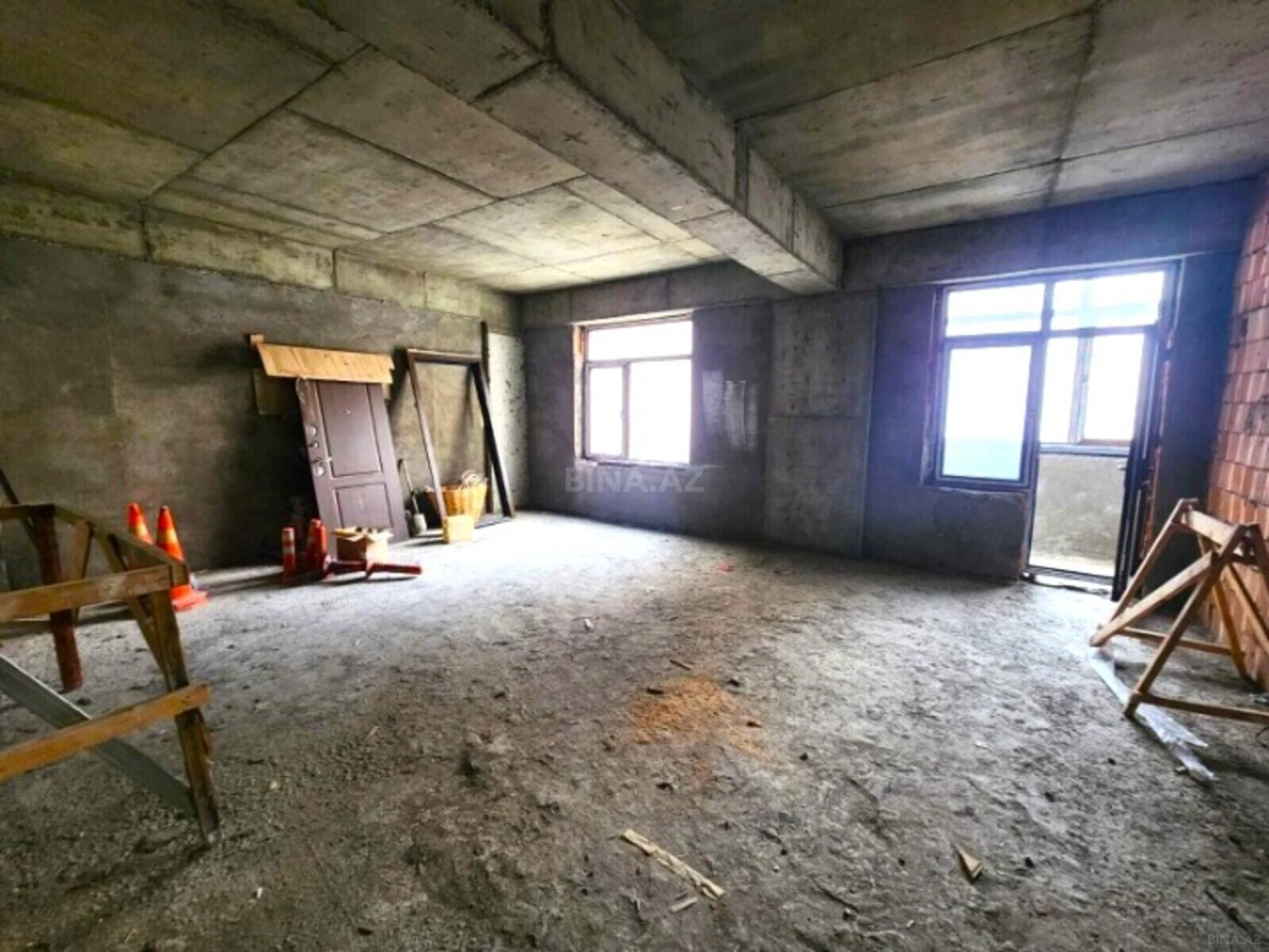 Satılır 4 otaqlı mənzil 210 m²
