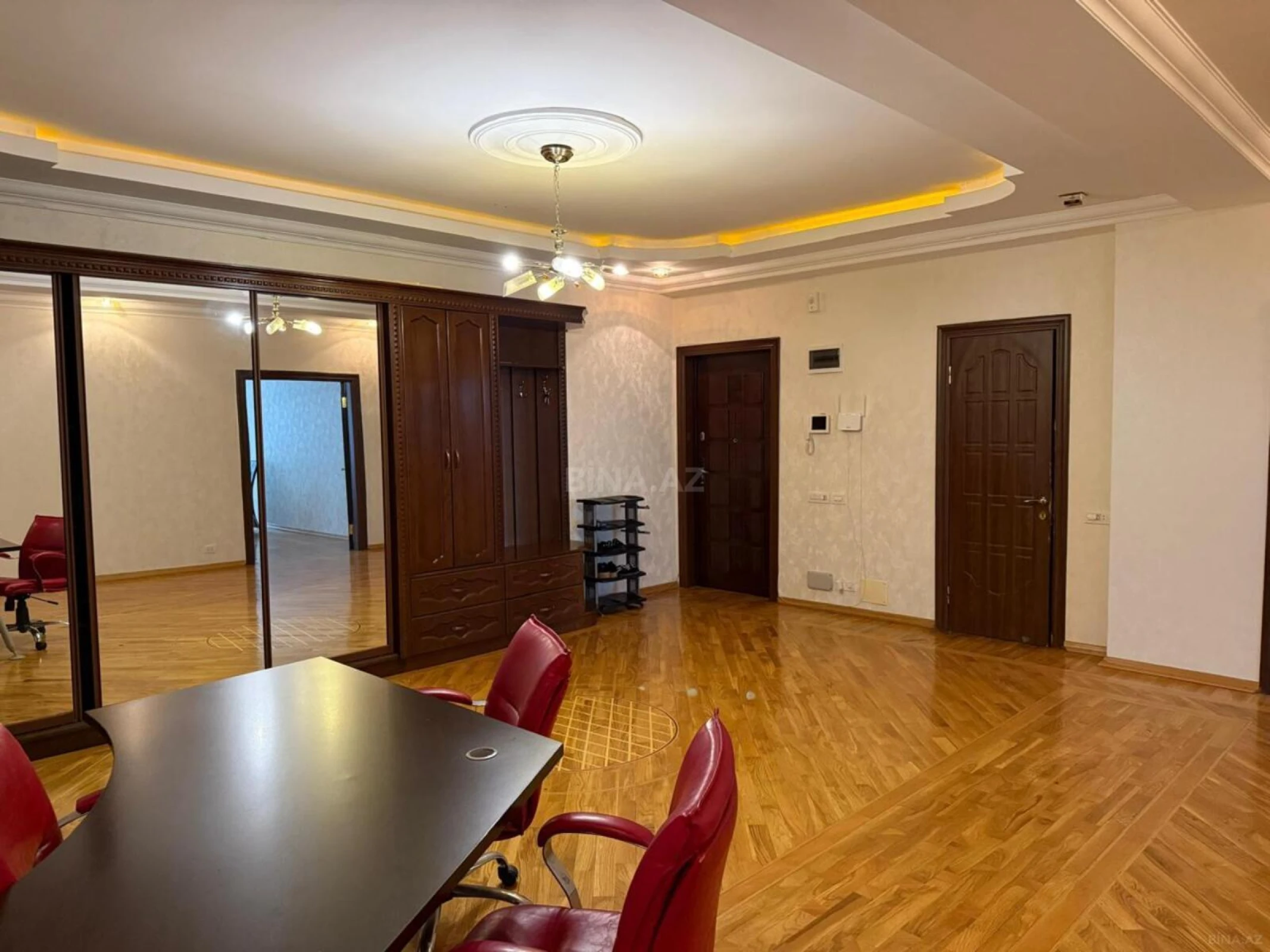 Kirayə verilir 3 otaqlı mənzil 150 m²