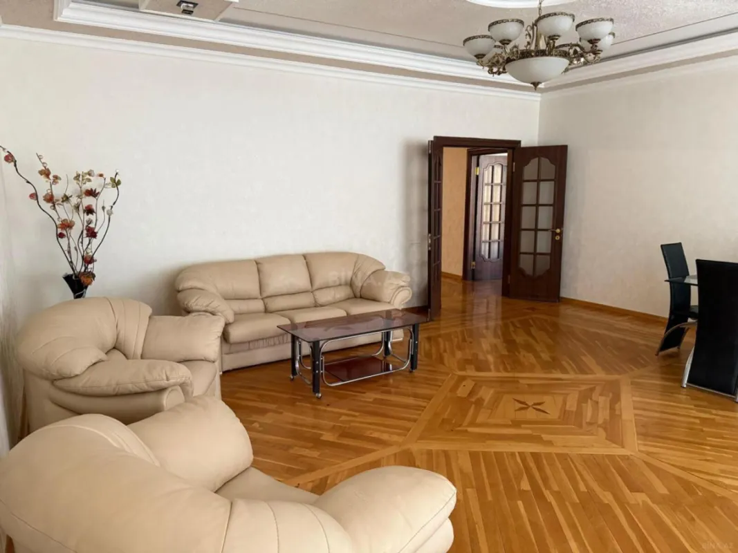 Kirayə verilir 3 otaqlı mənzil 150 m²