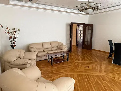 Kirayə verilir 3 otaqlı mənzil 150 m²