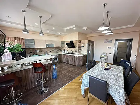 Kirayə verilir 4 otaqlı mənzil 210 m²