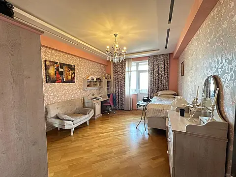 Kirayə verilir 4 otaqlı mənzil 210 m²