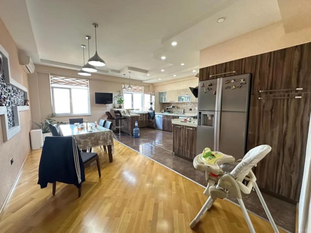 Kirayə verilir 4 otaqlı mənzil 210 m²