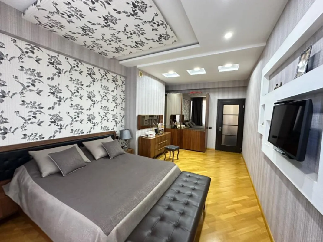 Kirayə verilir 4 otaqlı mənzil 210 m²