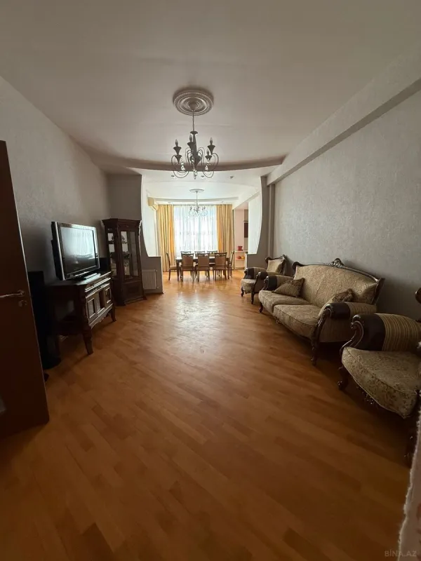 Kirayə verilir 2 otaqlı mənzil 105 m²