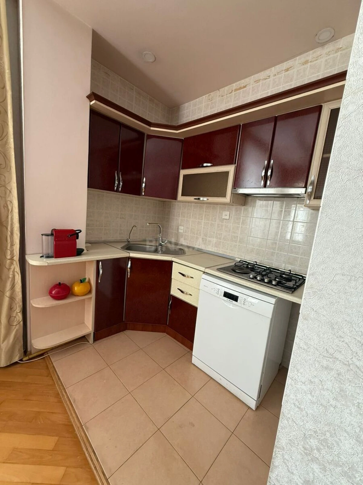 Kirayə verilir 2 otaqlı mənzil 105 m²