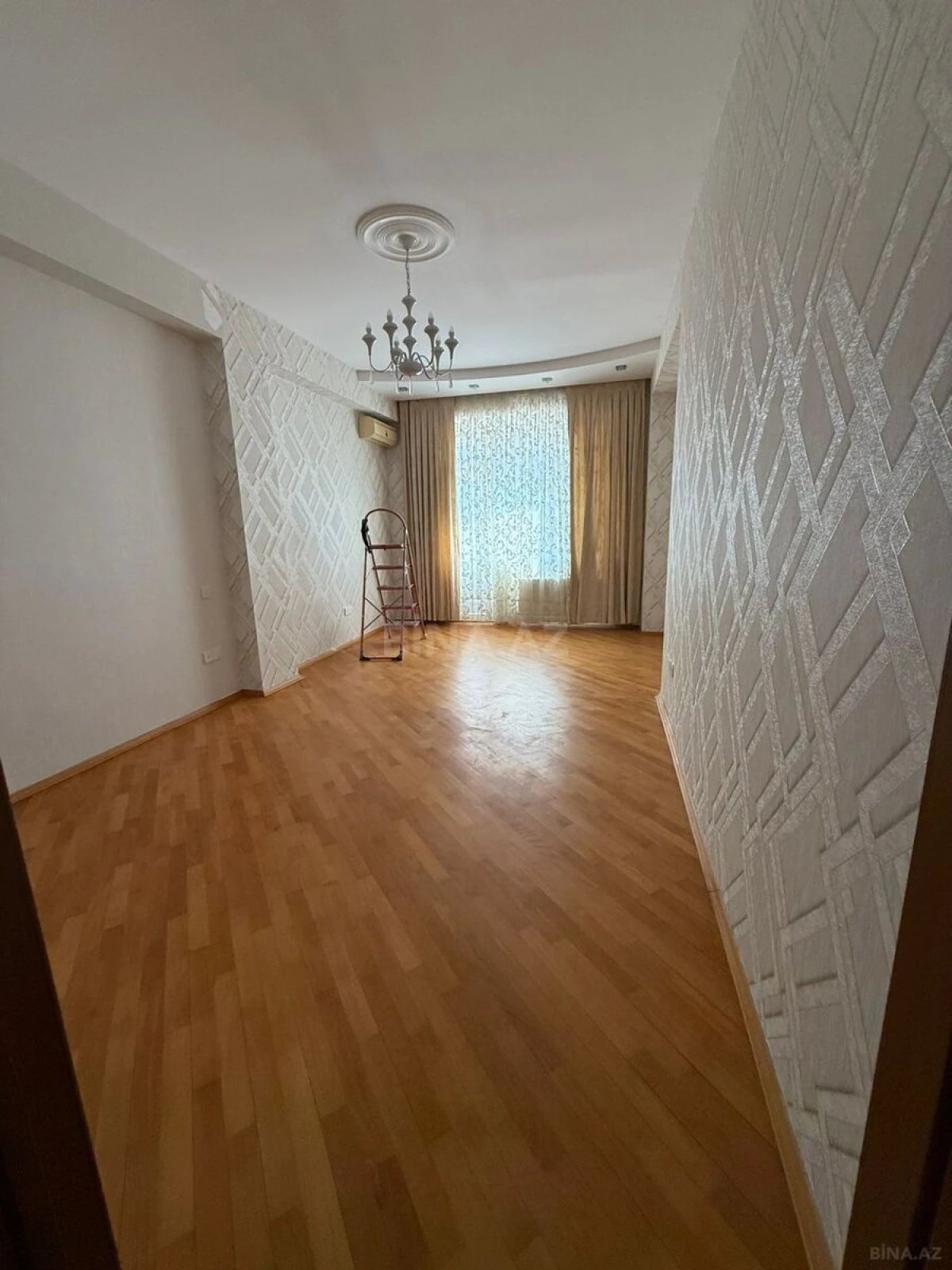 Kirayə verilir 2 otaqlı mənzil 105 m²