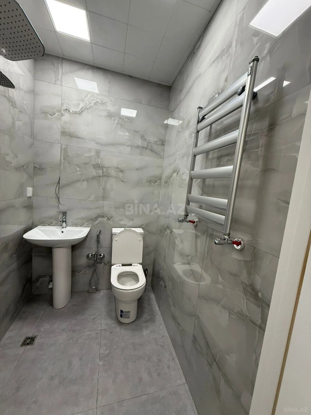 Kirayə verilir 2 otaqlı mənzil 75 m²