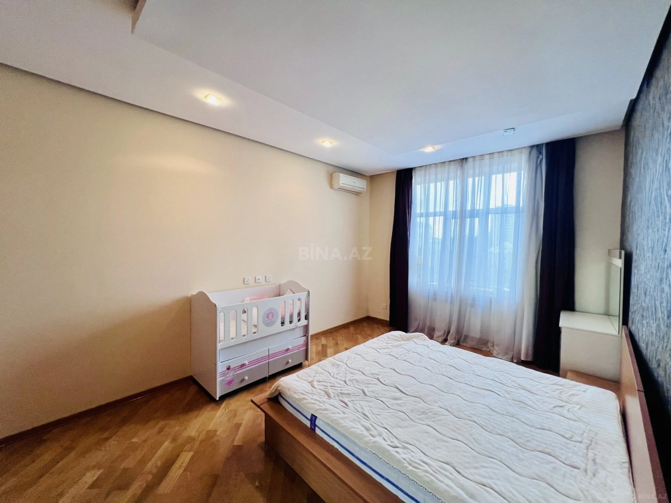 Kirayə verilir 3 otaqlı mənzil 160 m²