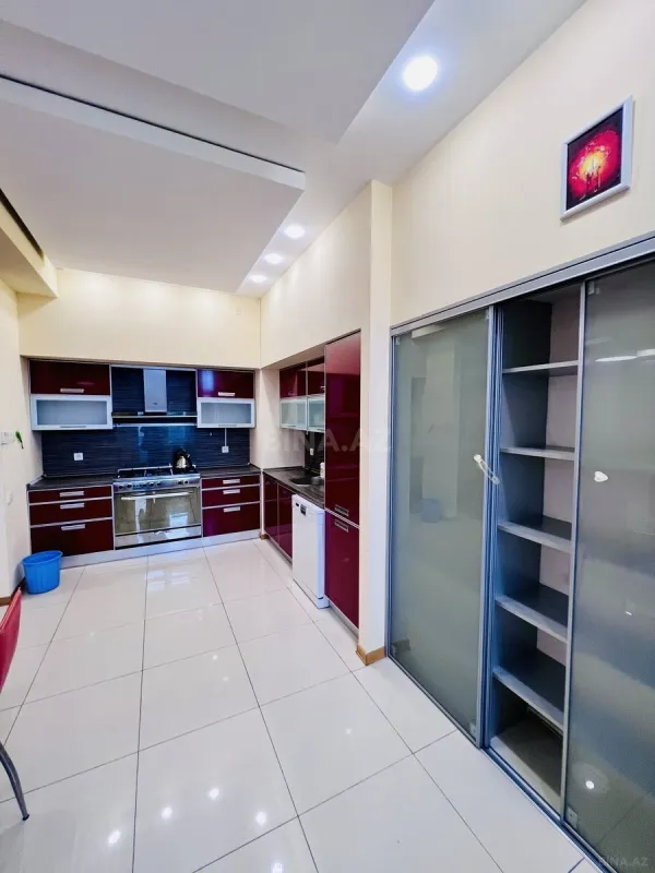 Kirayə verilir 3 otaqlı mənzil 160 m²