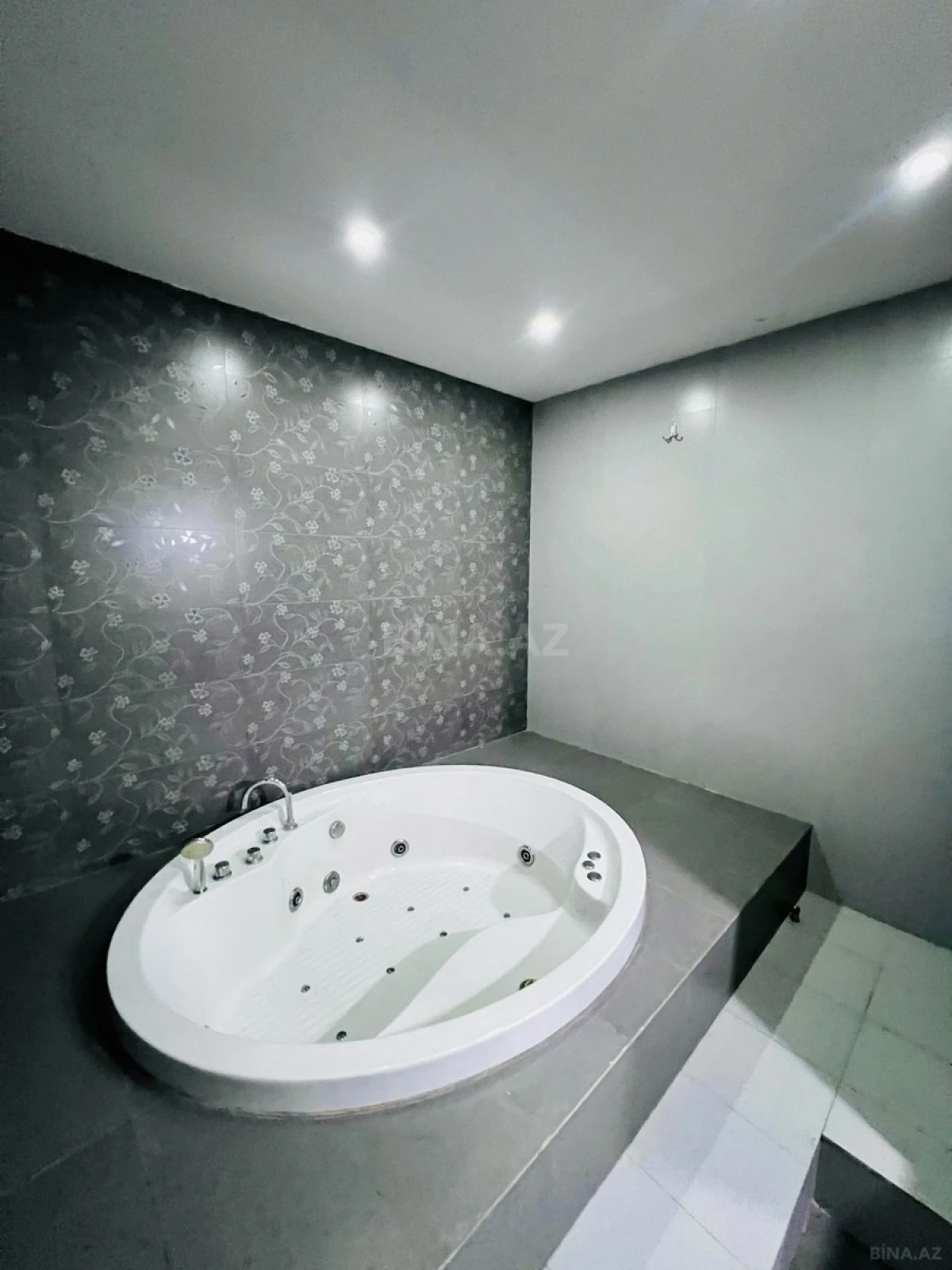 Kirayə verilir 3 otaqlı mənzil 160 m²