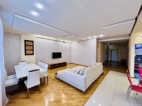 Kirayə verilir 3 otaqlı mənzil 160 m²