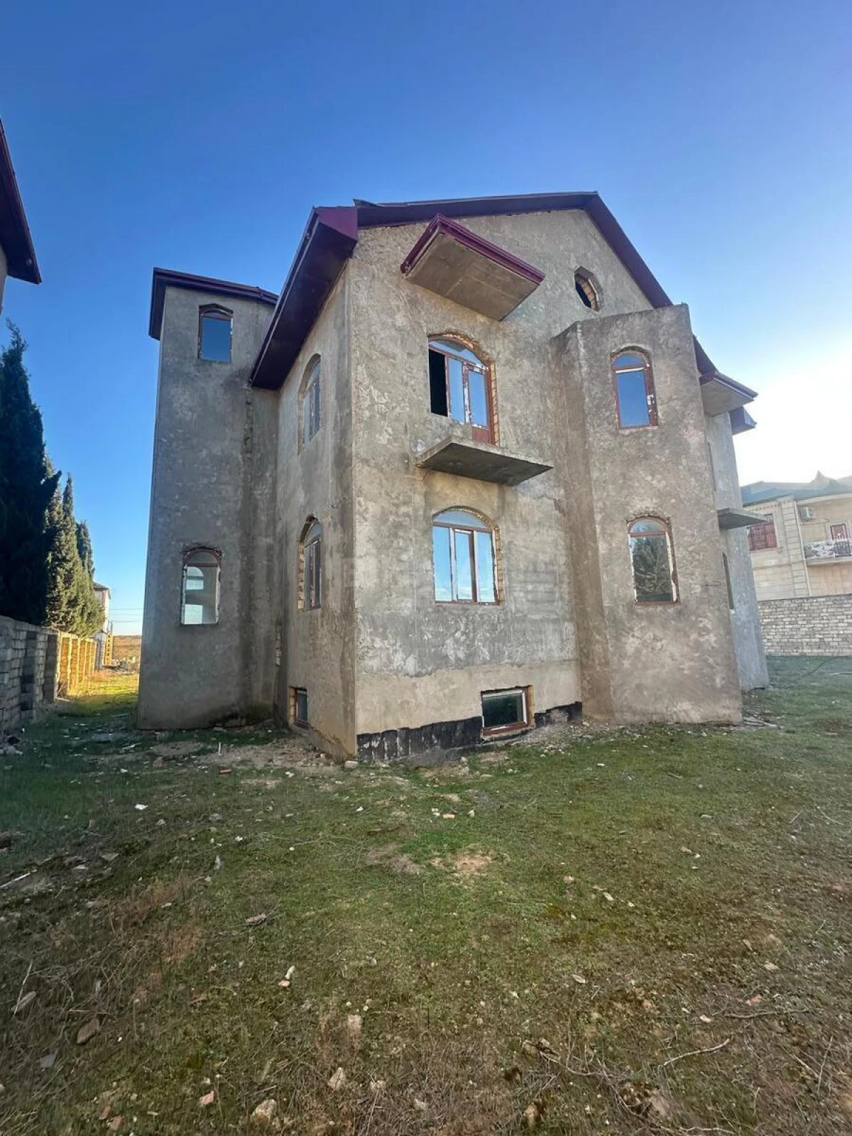 Satılır 9 otaqlı həyət evi 750 m²