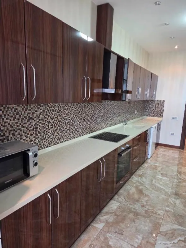 Satılır 4 otaqlı mənzil 186 m²