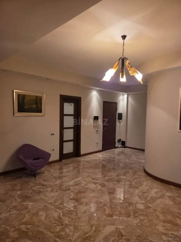 Satılır 4 otaqlı mənzil 186 m²
