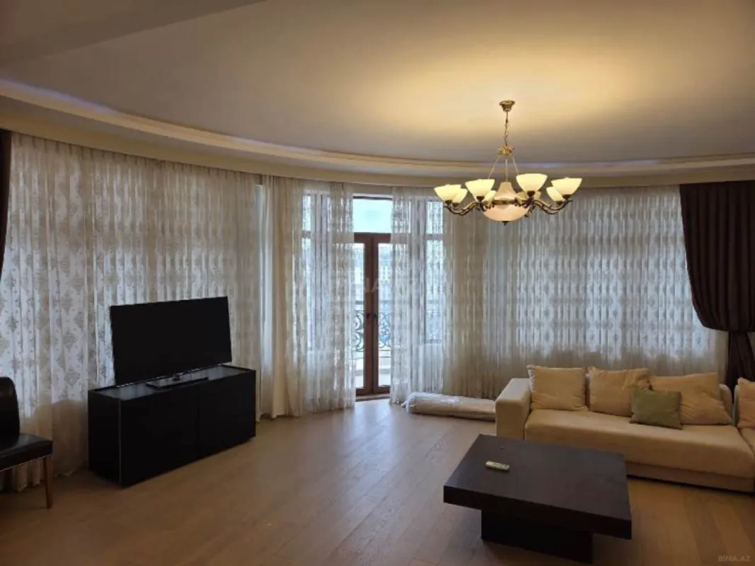 Satılır 4 otaqlı mənzil 186 m²