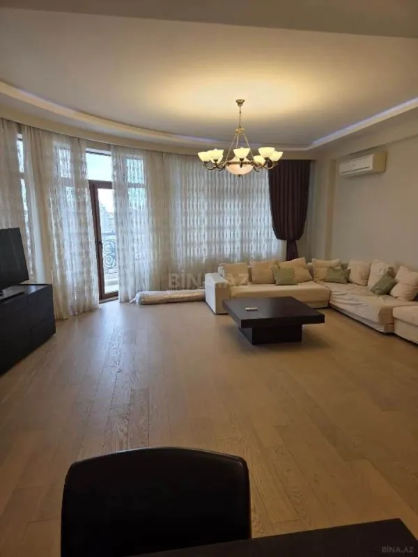 Satılır 4 otaqlı mənzil 186 m²