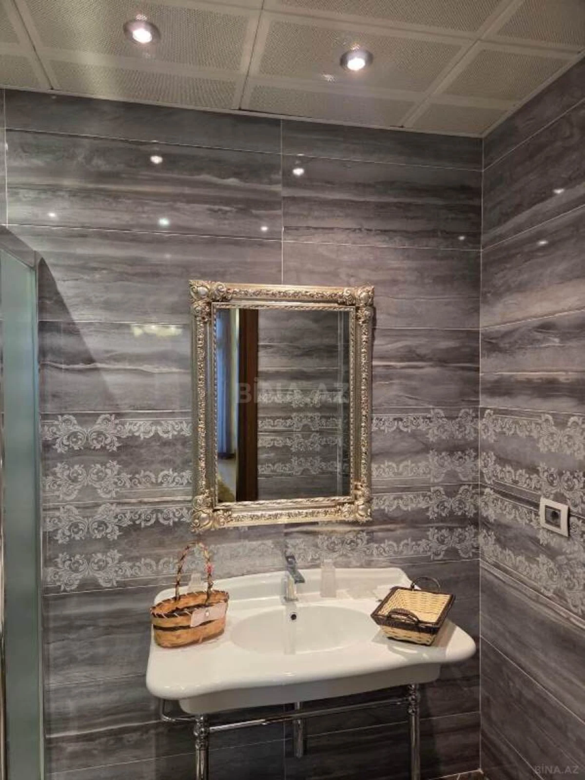 Satılır 4 otaqlı mənzil 186 m²