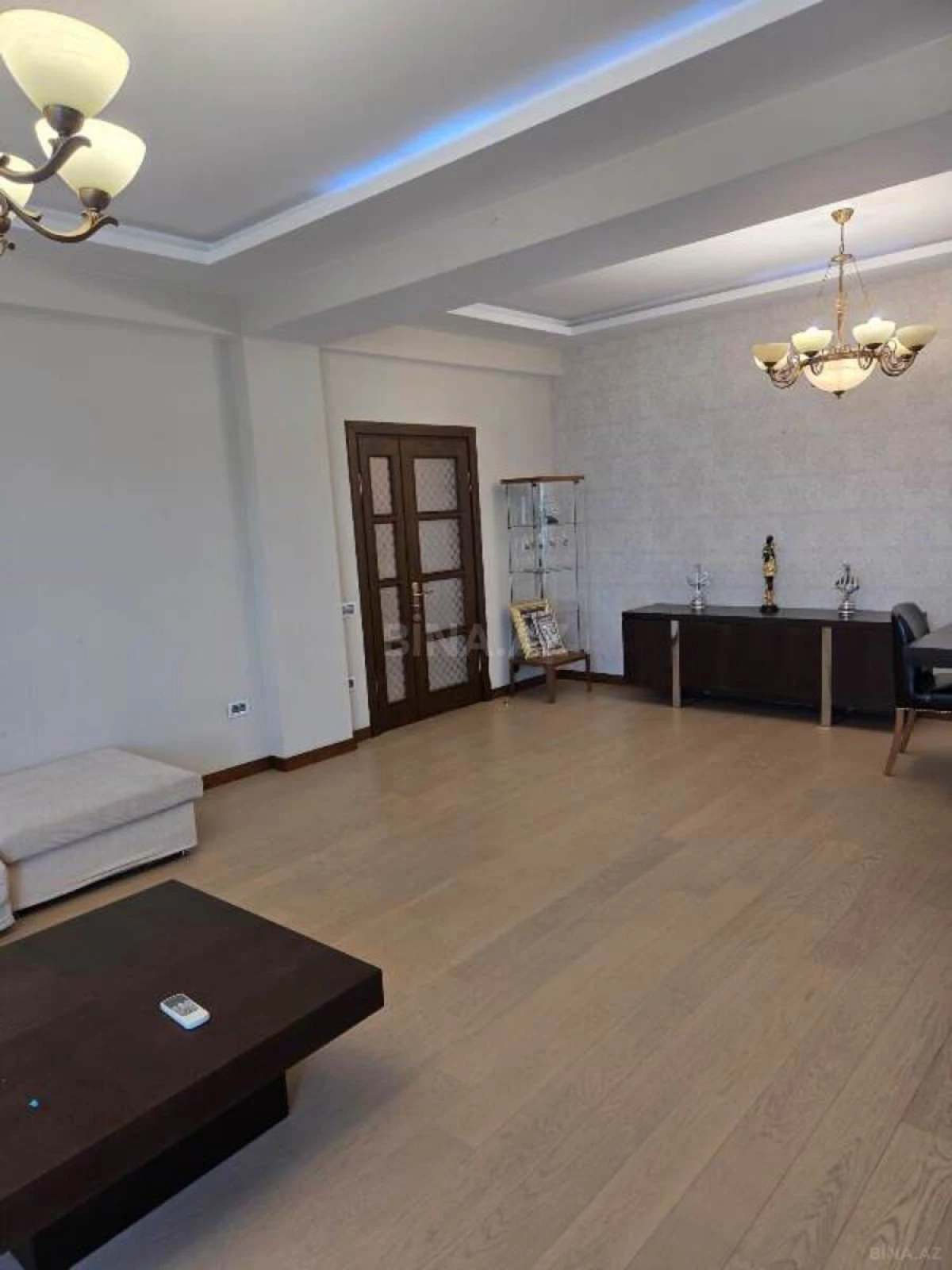 Satılır 4 otaqlı mənzil 186 m²