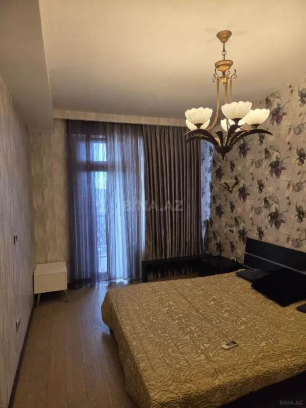 Satılır 4 otaqlı mənzil 186 m²