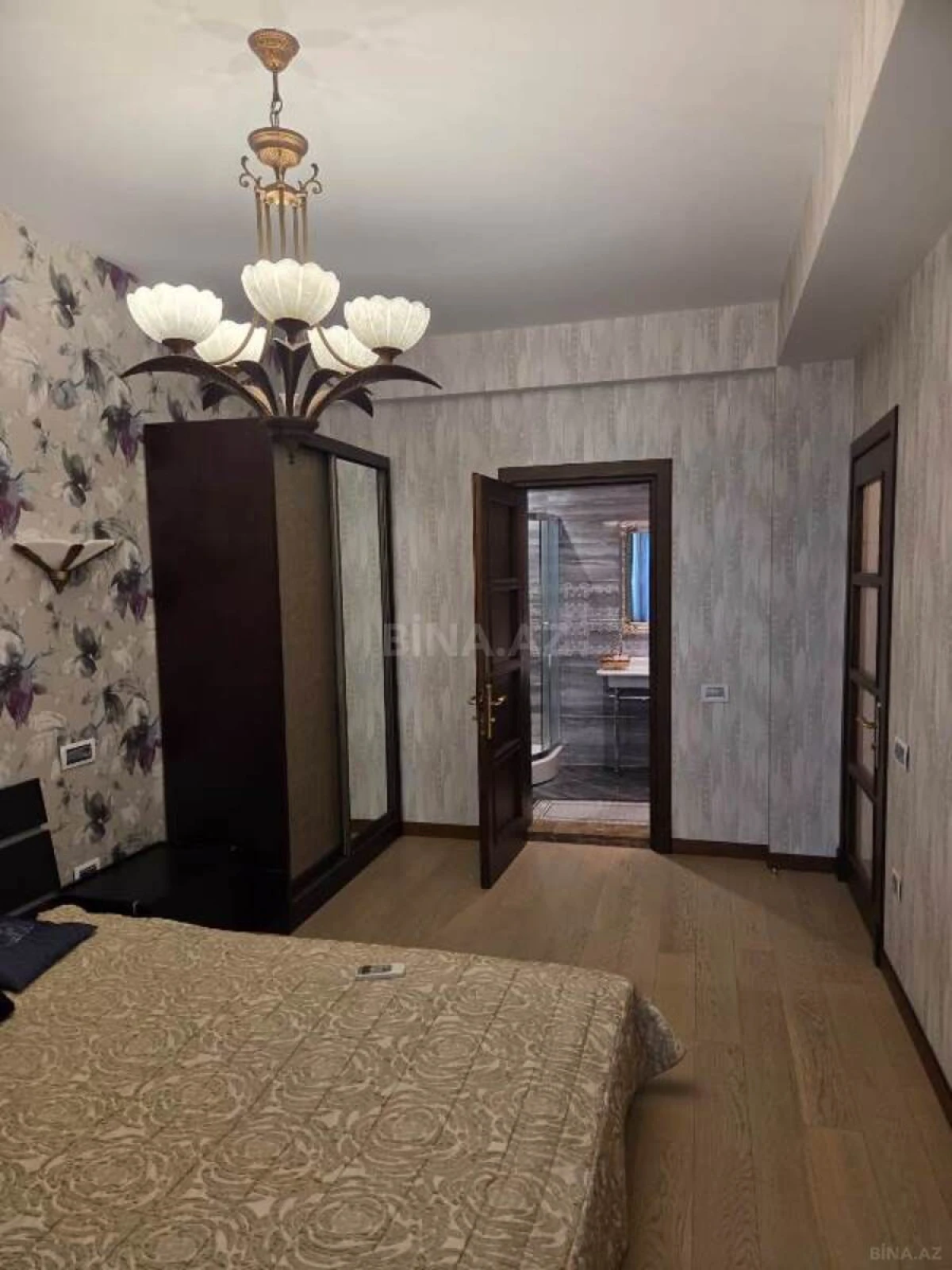 Satılır 4 otaqlı mənzil 186 m²