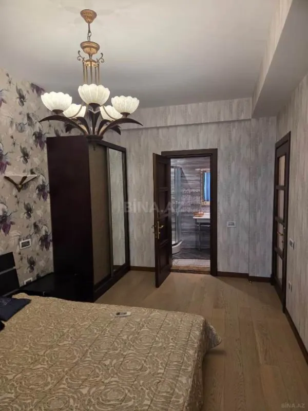 Satılır 4 otaqlı mənzil 186 m²
