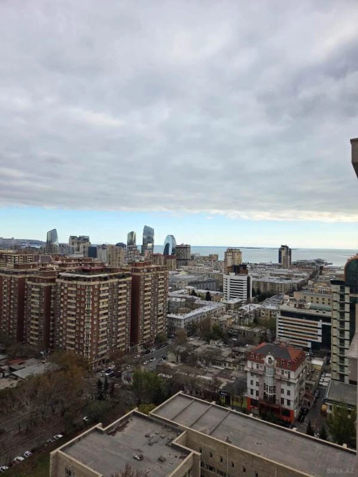 Satılır 4 otaqlı mənzil 186 m²