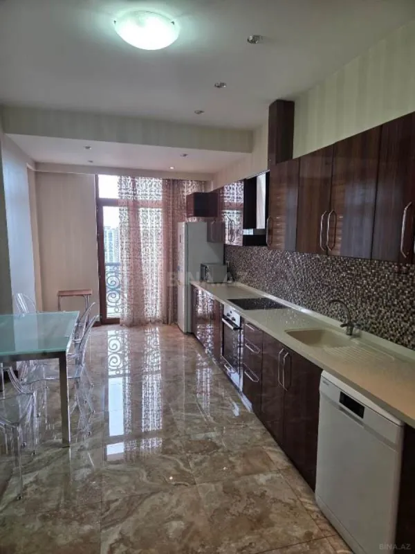 Satılır 4 otaqlı mənzil 186 m²