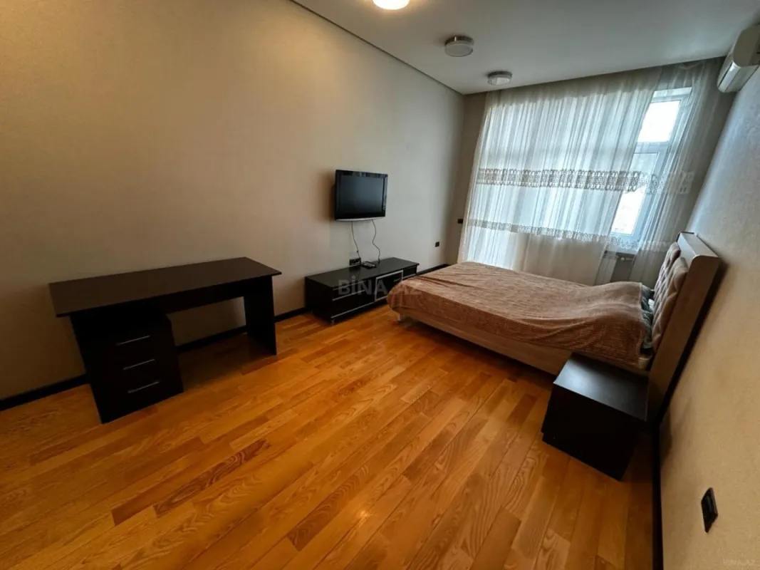 Kirayə verilir 4 otaqlı mənzil 195 m²