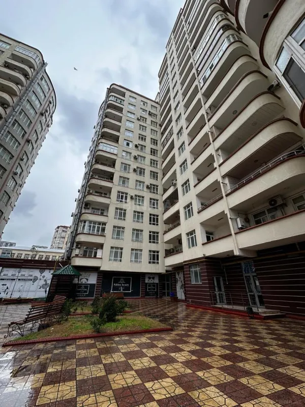 Kirayə verilir 4 otaqlı mənzil 195 m²