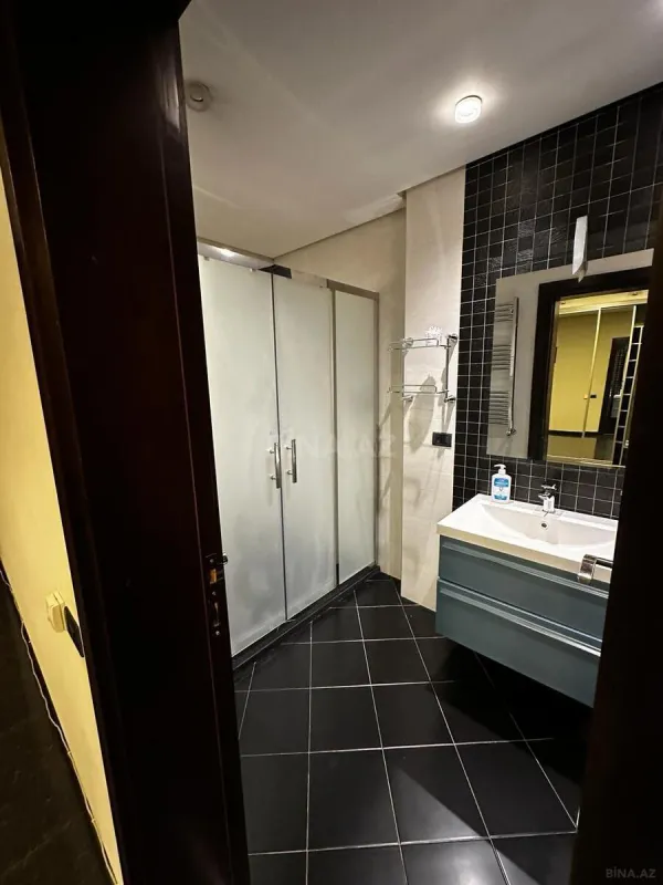 Kirayə verilir 4 otaqlı mənzil 195 m²