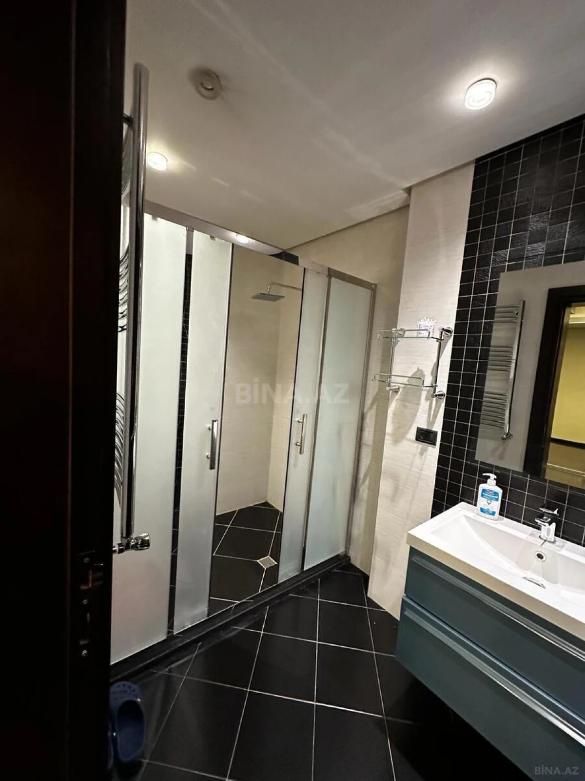 Kirayə verilir 4 otaqlı mənzil 195 m²