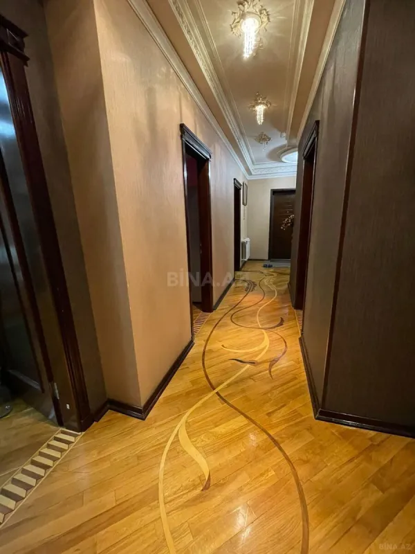 Satılır 4 otaqlı mənzil 145 m²