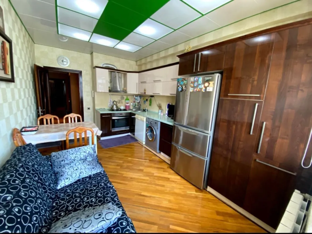 Satılır 4 otaqlı mənzil 145 m²
