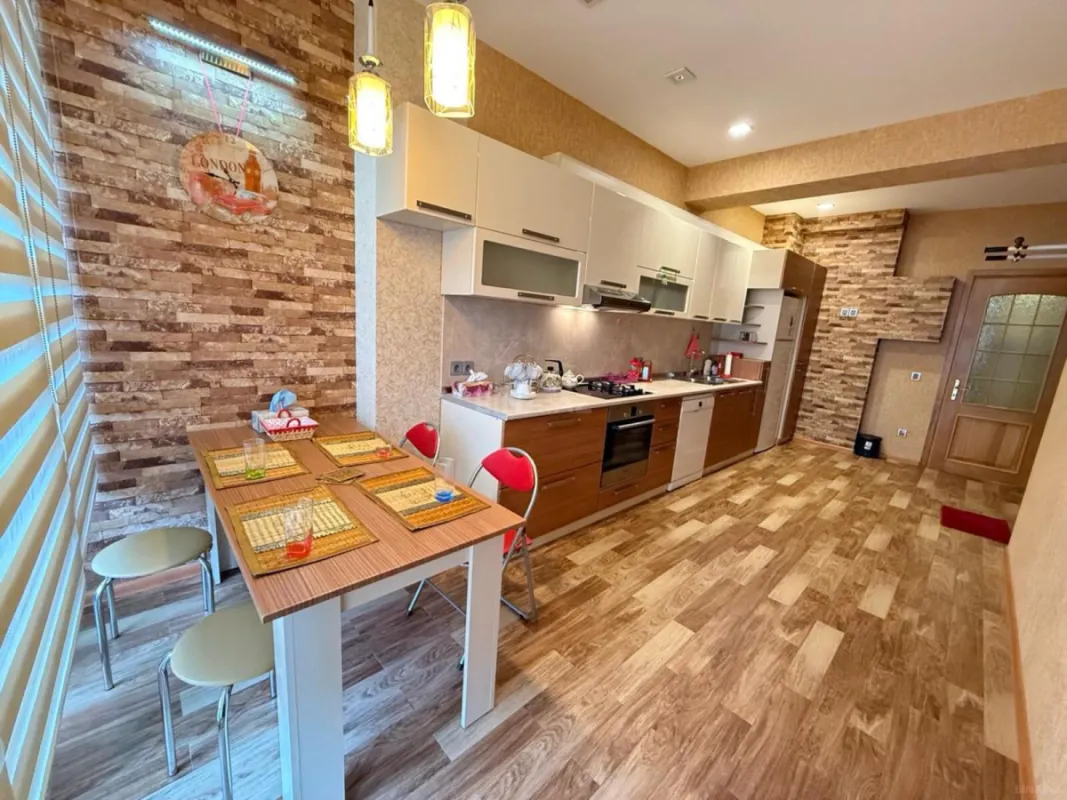 Kirayə verilir 4 otaqlı mənzil 150 m²