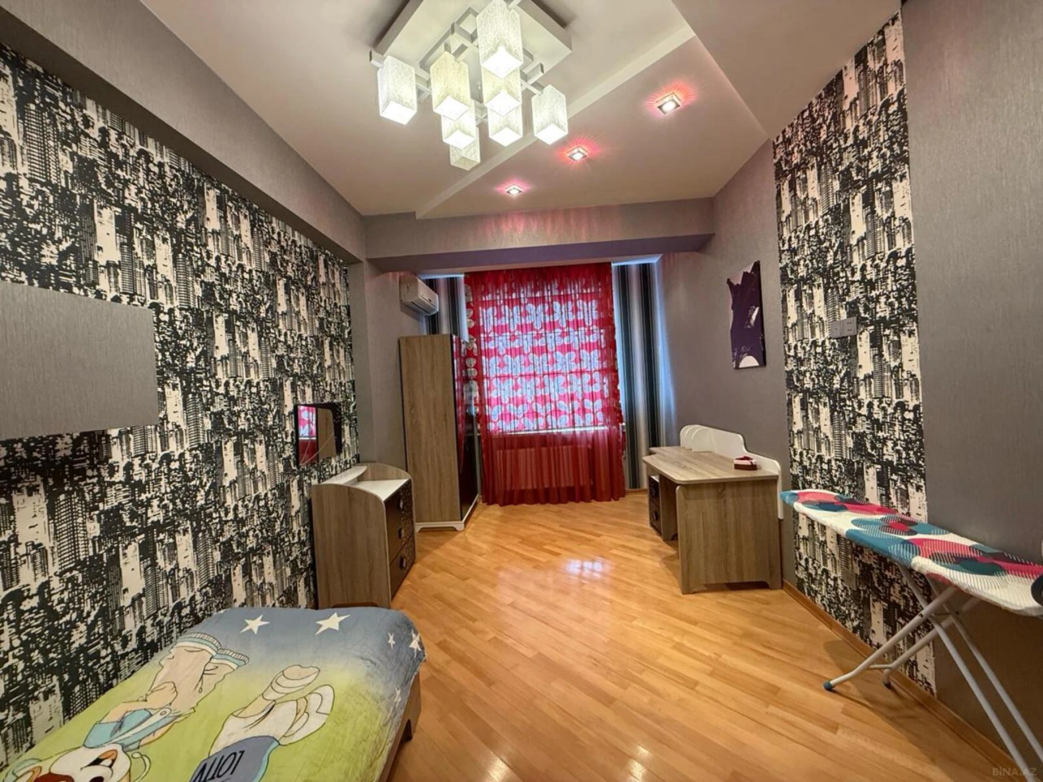 Kirayə verilir 4 otaqlı mənzil 150 m²