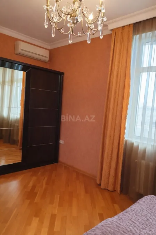 Satılır 3 otaqlı mənzil 135 m²