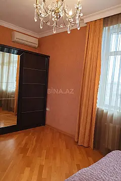 Satılır 3 otaqlı mənzil 135 m²