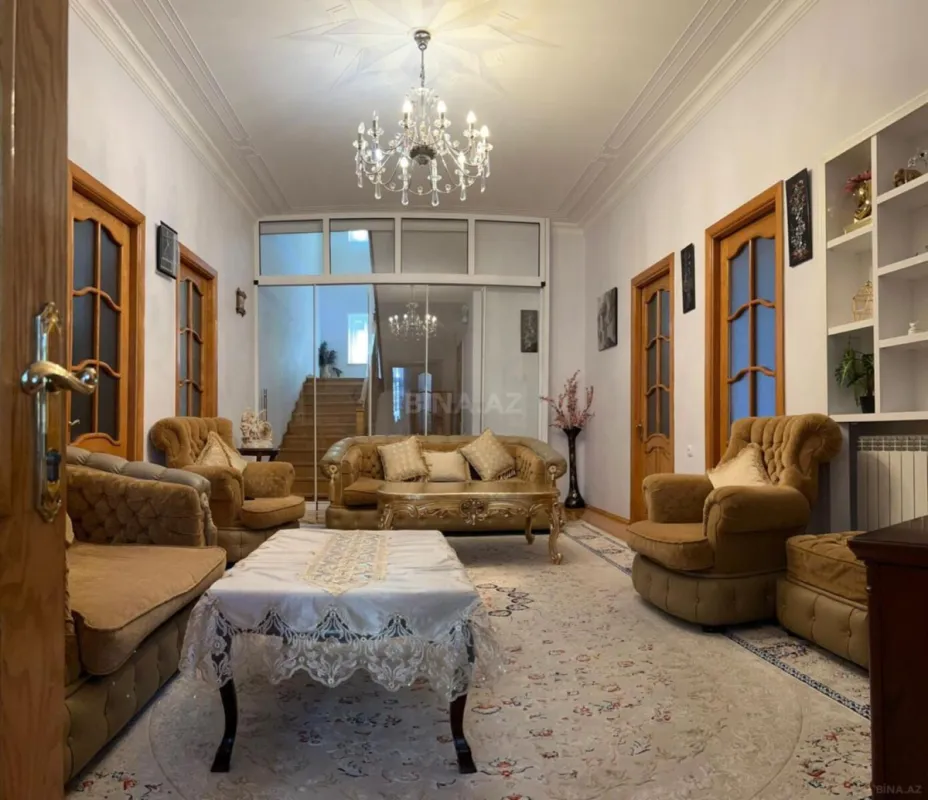 Satılır 9 otaqlı həyət evi 360 m²