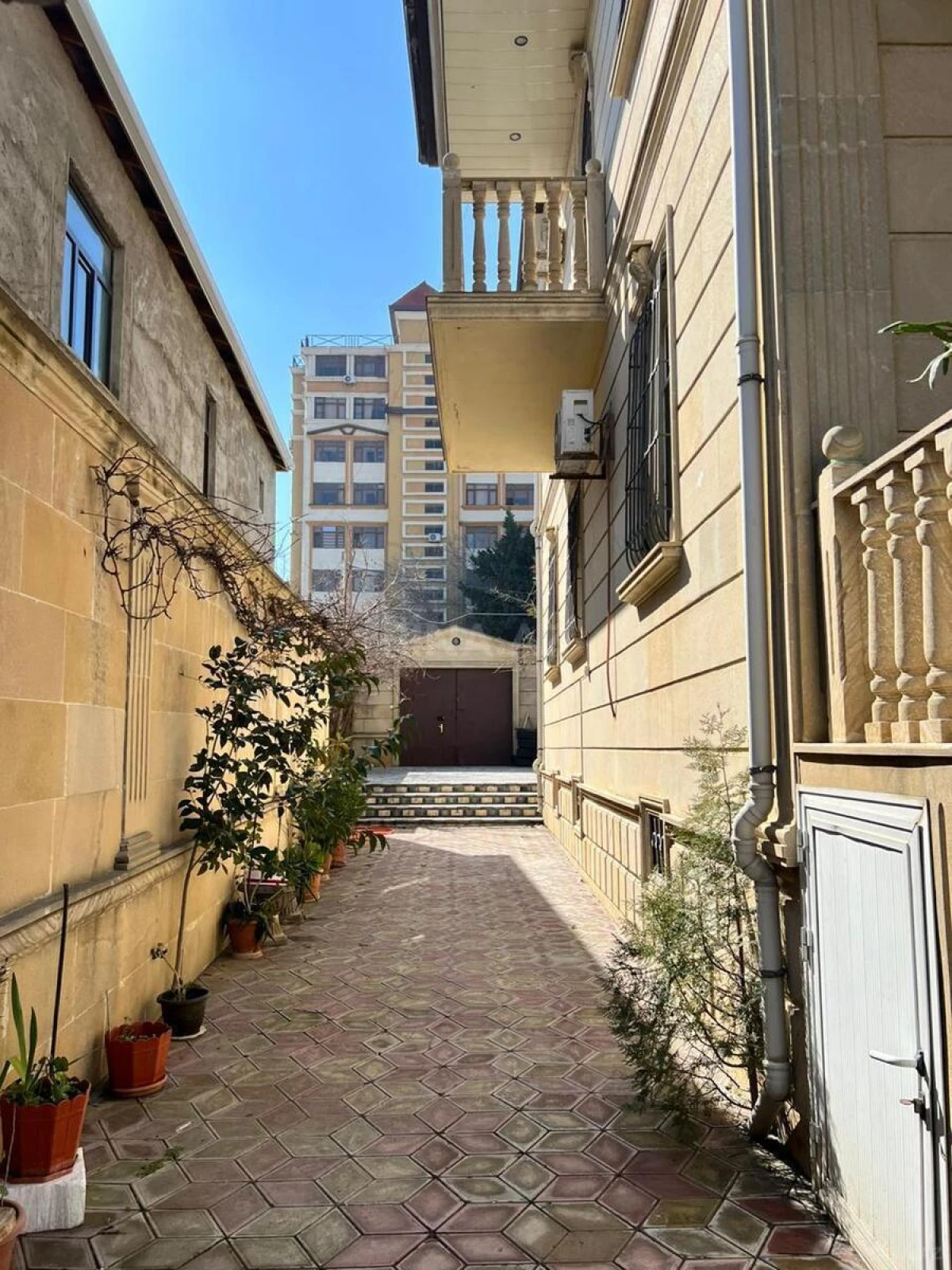 Satılır 9 otaqlı həyət evi 360 m²