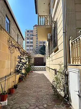 Satılır 9 otaqlı həyət evi 360 m²