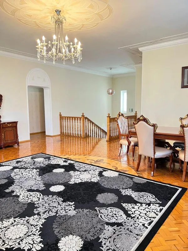 Satılır 9 otaqlı həyət evi 360 m²