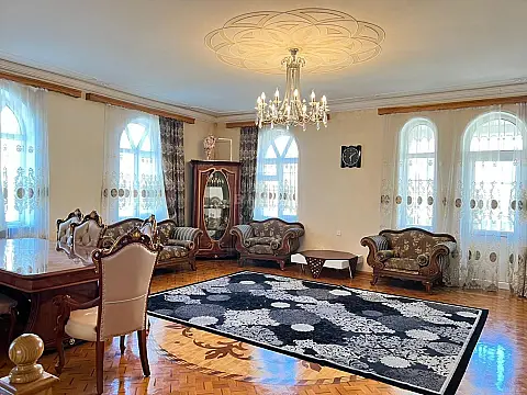 Satılır 9 otaqlı həyət evi 360 m²