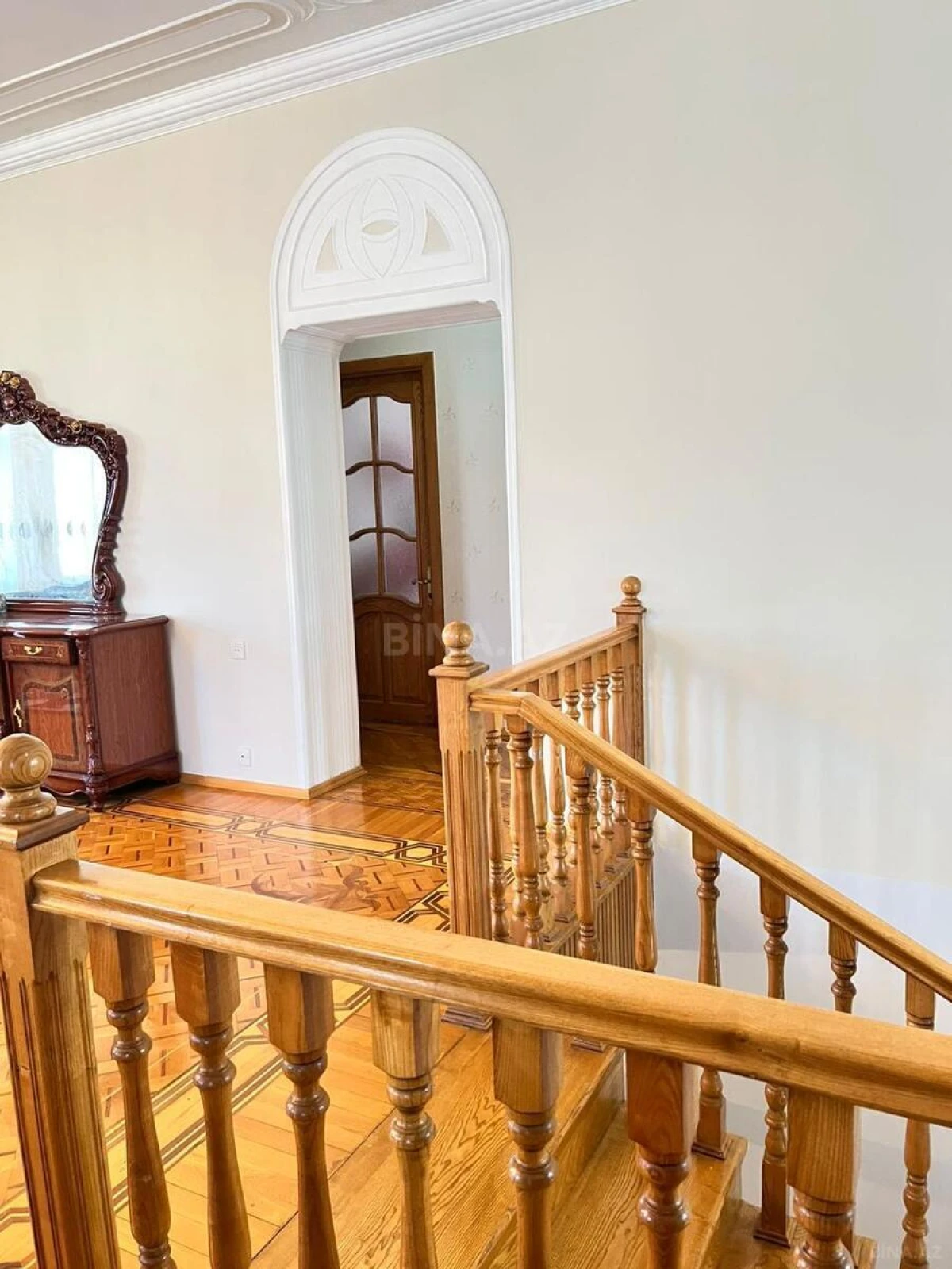 Satılır 9 otaqlı həyət evi 360 m²