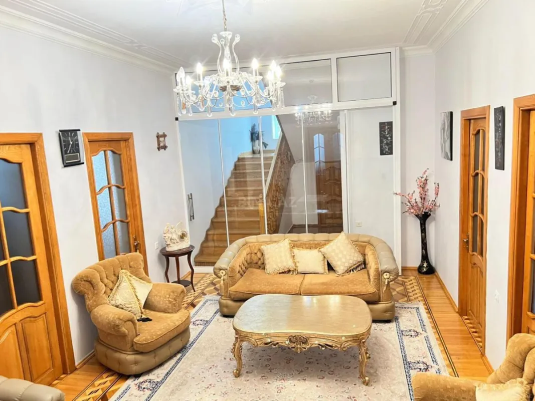 Satılır 9 otaqlı həyət evi 360 m²