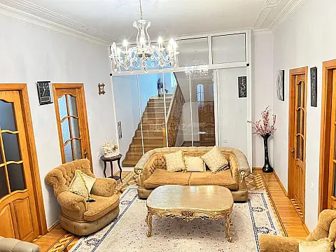 Satılır 9 otaqlı həyət evi 360 m²