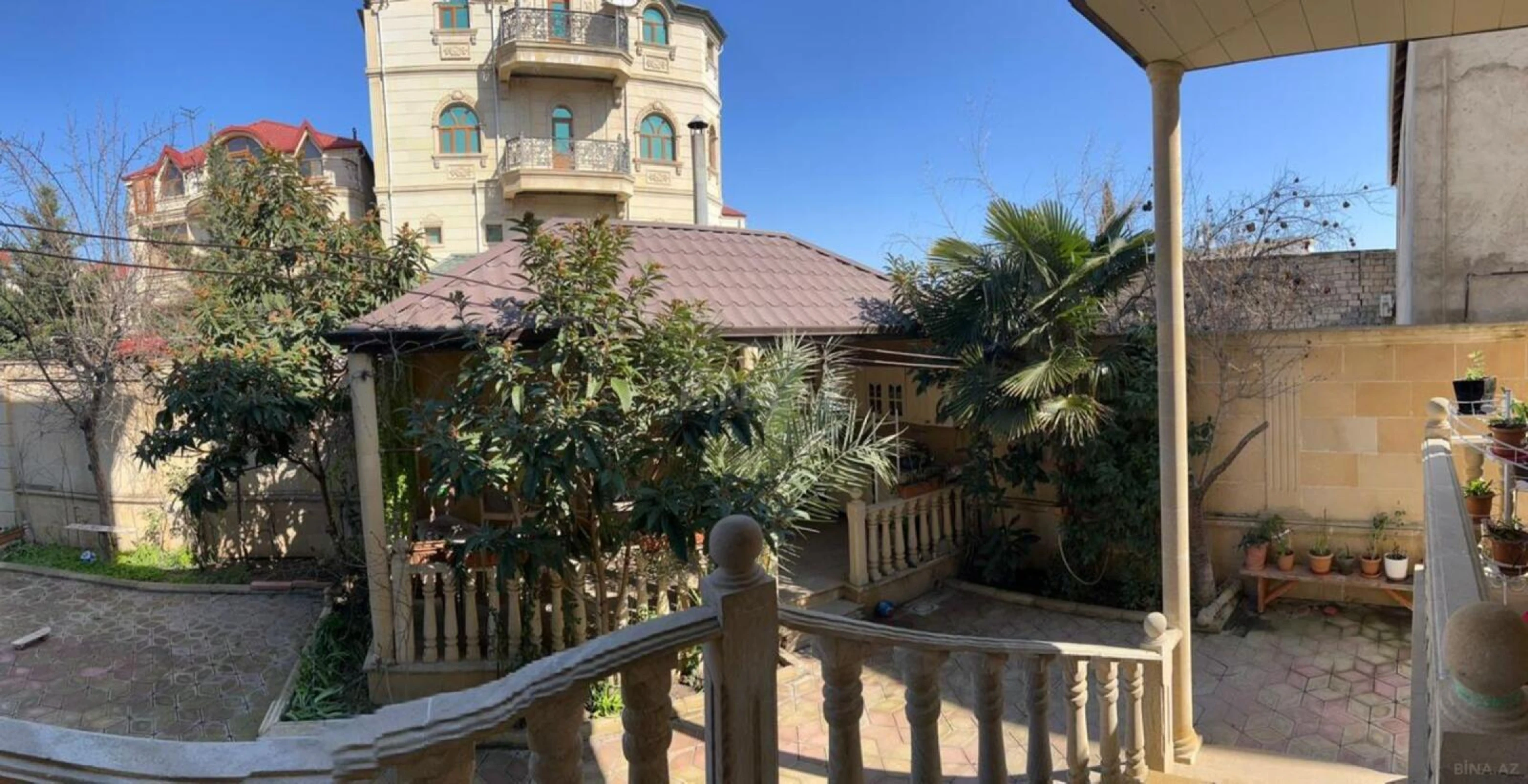 Satılır 9 otaqlı həyət evi 360 m²