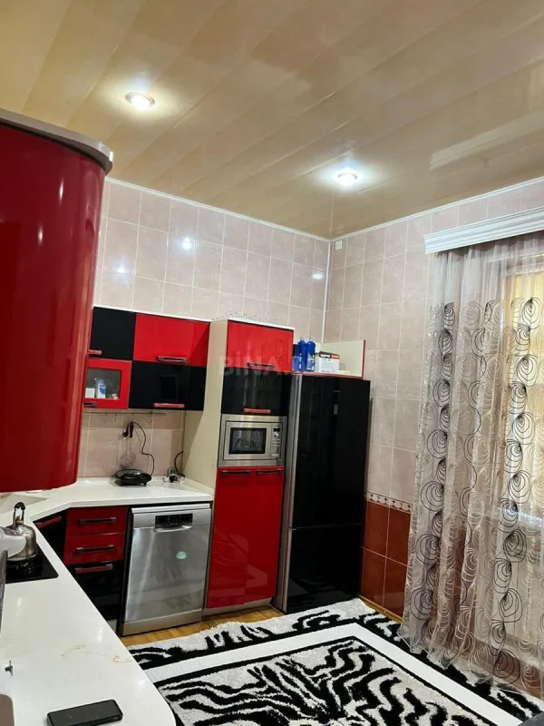 Satılır 9 otaqlı həyət evi 360 m²