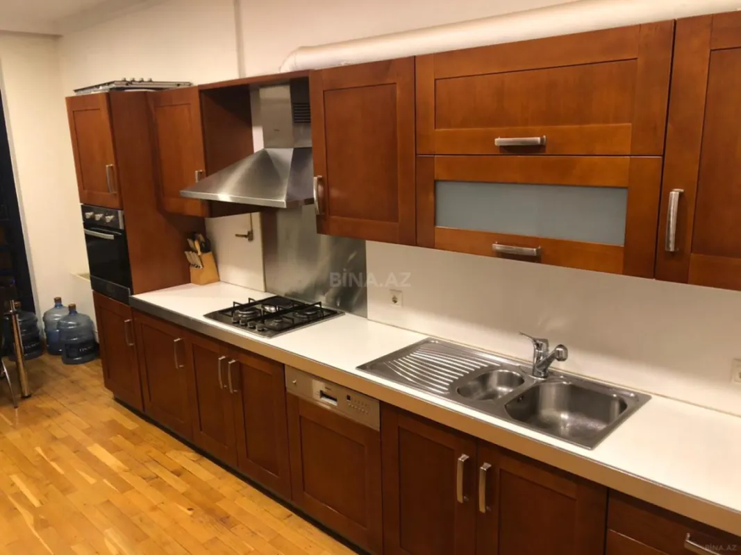 Kirayə verilir 4 otaqlı mənzil 220 m²